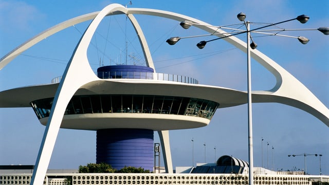Ein Ufo-artiges Gebäude. Ein Ufo-artiges Gebäude.
