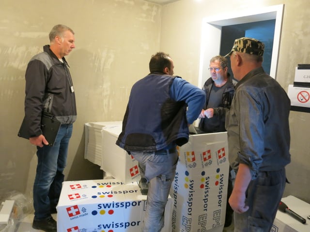 Vier Männer auf einer Baustelle. Vier Männer auf einer Baustelle.