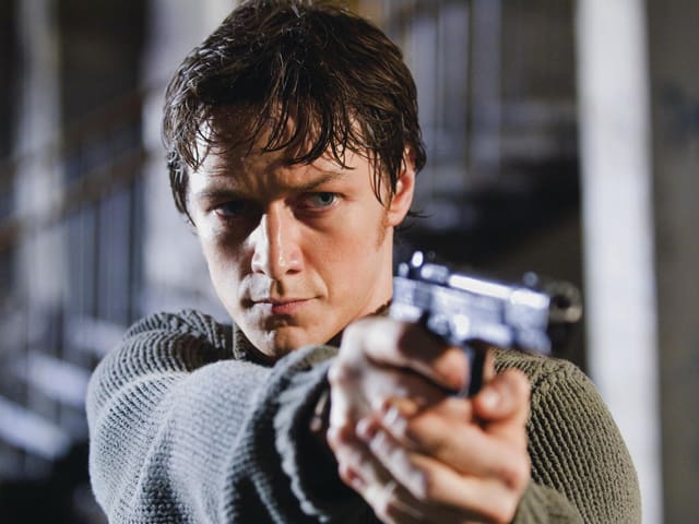 James McAvoy zielt mit einer Pistole. James McAvoy zielt mit einer Pistole.