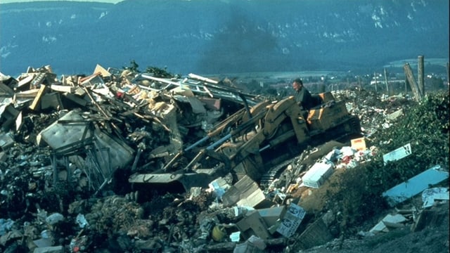 Altes Bild mit einem Bagger auf einem Abfallberg. Altes Bild mit einem Bagger auf einem Abfallberg.
