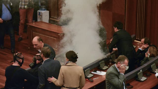 Tränengaswolke im Parlament, Parlamentarier verlassen den Saal Tränengaswolke im Parlament, Parlamentarier verlassen den Saal