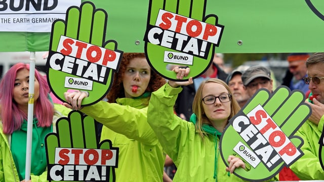 Demonstranten mit Stopp-Ceta-Schildern Demonstranten mit Stopp-Ceta-Schildern