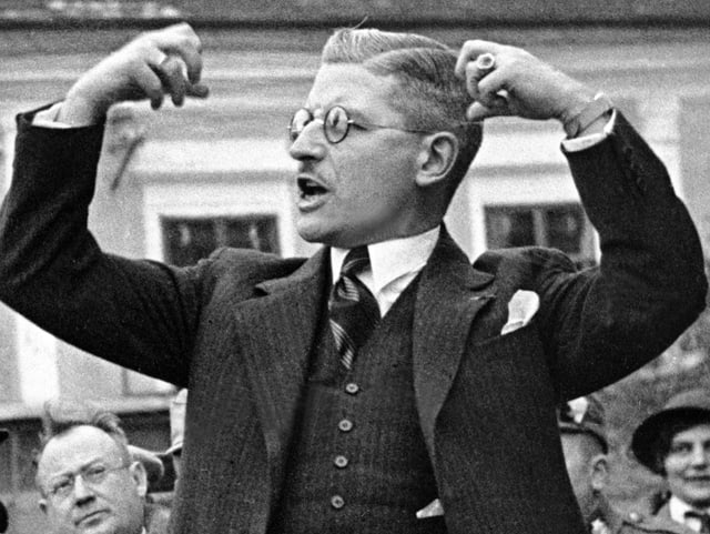 Politiker Kurt Schuschnigg während einer Rede als Bundeskanzler Politiker Kurt Schuschnigg während einer Rede als Bundeskanzler