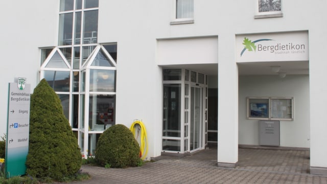 Weisses Gebäude mit Eingangschild "Bergdietikon". Weisses Gebäude mit Eingangschild "Bergdietikon".