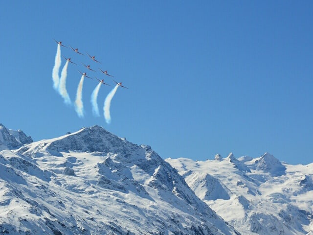 Das PC7-Team am wolkenlosen Engadiner Himmel.