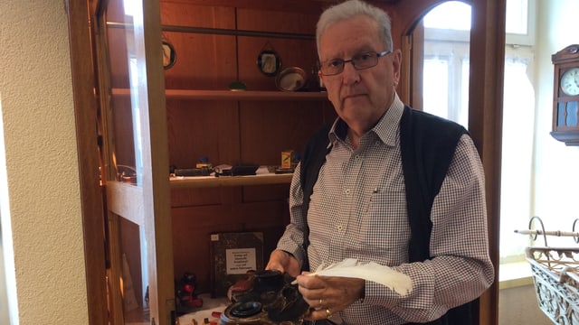 Fredy Zettel mit einem alten Tintenfass in der Hand. Fredy Zettel mit einem alten Tintenfass in der Hand.