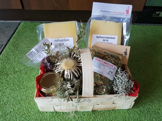 Käse, Wurst, Honig und Tee in einem Geschenkkorb. Käse, Wurst, Honig und Tee in einem Geschenkkorb.