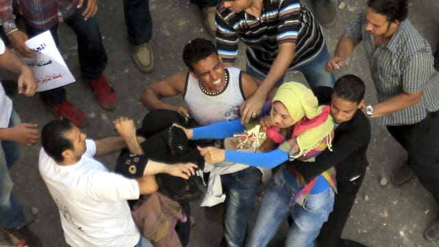 Handgemenge zwischen zwei Frauen mit Kopftuch und mindestens vier Männern auf dem Tahrir. Handgemenge zwischen zwei Frauen mit Kopftuch und mindestens vier Männern auf dem Tahrir.