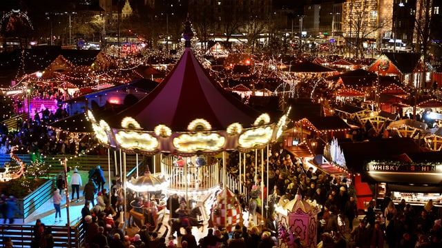 Weinachtsmarkt auf dem Sechseläutenplatz in Zürich. Weinachtsmarkt auf dem Sechseläutenplatz in Zürich.