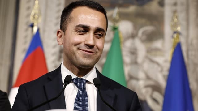 Luigi Di Maio spricht vor den Medien Luigi Di Maio spricht vor den Medien