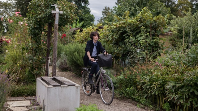 Junge Frau auf dem Velo Junge Frau auf dem Velo
