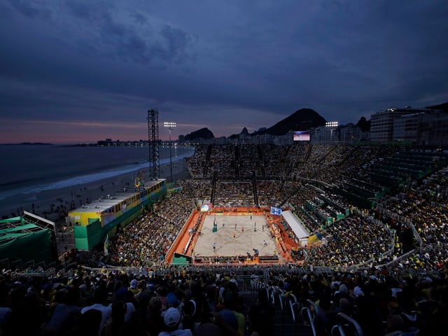 Die Beachvolleyball-Arena an der Copacabana. Die Beachvolleyball-Arena an der Copacabana.