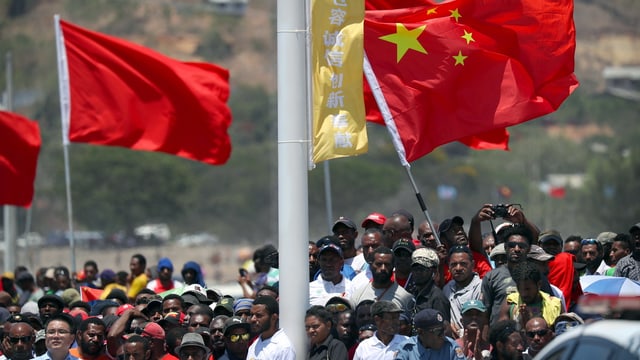 Menschenmenge und chinesische Fahnen Menschenmenge und chinesische Fahnen