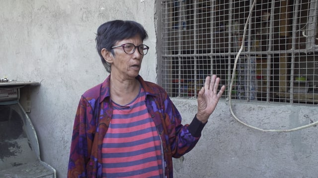 Frau vor Hauswand Frau vor Hauswand