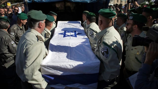 Soldaten tragen einen Sarg mit einer israelischen Flagge. Soldaten tragen einen Sarg mit einer israelischen Flagge.