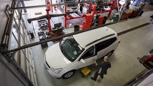 Ein Autotechniker schliesst die Türe an einem Chevy Traverse in einer GM-Fabrik. (reu) Ein Autotechniker schliesst die Türe an einem Chevy Traverse in einer GM-Fabrik. (reu)