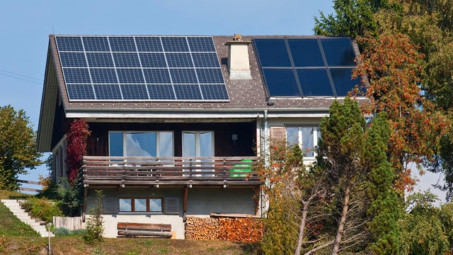 Solarzellen auf Dach eines Einfamilienhauses Solarzellen auf Dach eines Einfamilienhauses