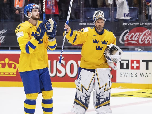 Captain Oliver Ekman-Larsson und Torhüter Henrik Lundqvist verabschieden sich Captain Oliver Ekman-Larsson und Torhüter Henrik Lundqvist verabschieden sich