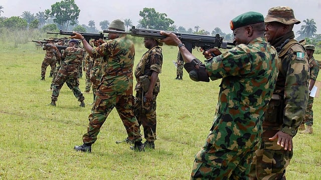 Nigerianische Soldaten bei Schiessübungen. Nigerianische Soldaten bei Schiessübungen.