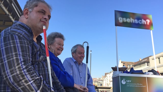 Blinde machen mit einem Informationsstand vor dem Rathaus auf ihre Forderung aufmerksam. Blinde machen mit einem Informationsstand vor dem Rathaus auf ihre Forderung aufmerksam.