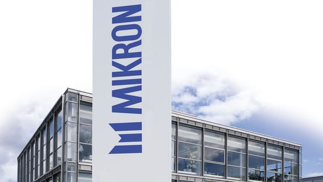 Fabrik mit Mikron-Schriftzug. Fabrik mit Mikron-Schriftzug.