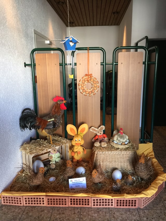Osterdekoration im Treppenhaus.