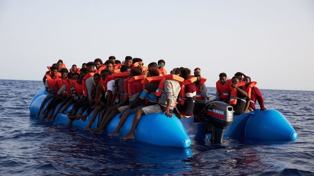 Boot mit Flüchtlingen. Boot mit Flüchtlingen.