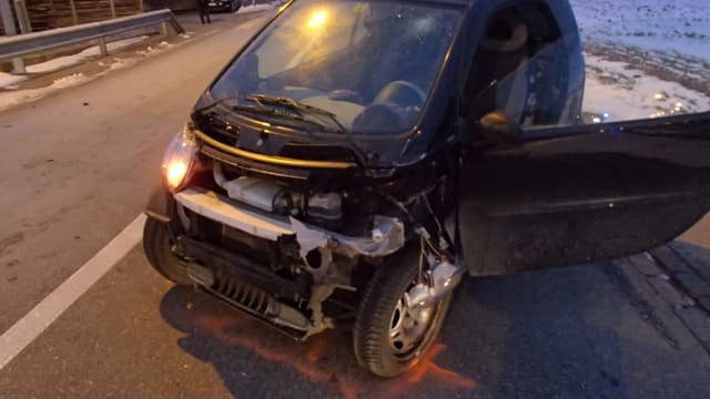 Ein stark beschädigtes Auto. Ein stark beschädigtes Auto.