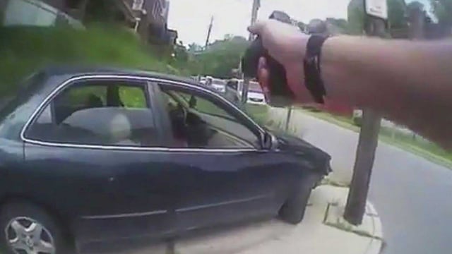 Polizist zielt auf Auto Polizist zielt auf Auto