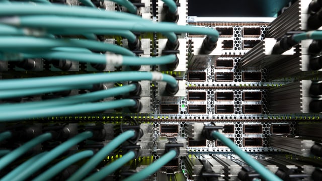 Kabel, die in einen Computer gehen. Kabel, die in einen Computer gehen.