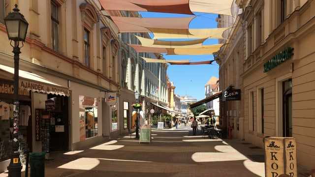 Leere Gasse mit Geschäften und Sonnenschutz. Leere Gasse mit Geschäften und Sonnenschutz.