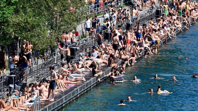 Flussbad voller Menschen. Flussbad voller Menschen.
