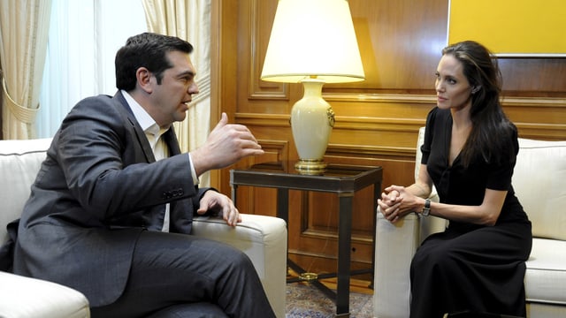 Angelina Jolie unterhält sich mit Alexis Tsiprias Angelina Jolie unterhält sich mit Alexis Tsiprias