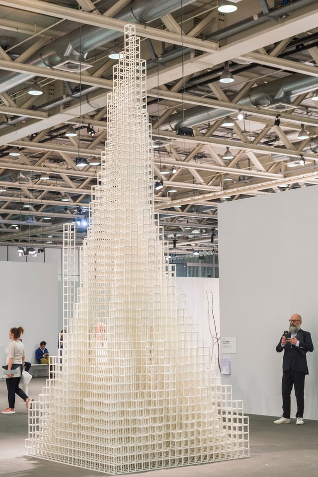 Kunstwerk: Ein spitzer Turm aus weissen Quadraten. Kunstwerk: Ein spitzer Turm aus weissen Quadraten.