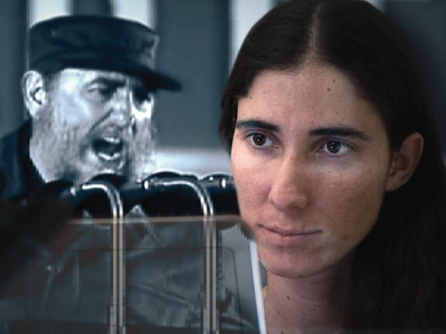 Yoani Sanchez im Vordergrund, im Hintergrund ein Foto von Fidel Castro. 