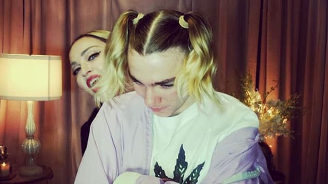 Madonna sieht hinter ihrem Sohn Rocco hervor. Madonna sieht hinter ihrem Sohn Rocco hervor.