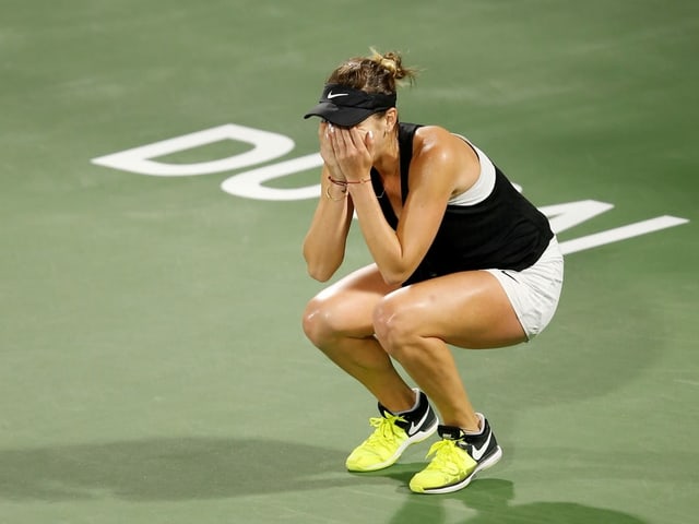 Belinda Bencic hält sich die Hände vor die Augen. Belinda Bencic hält sich die Hände vor die Augen.