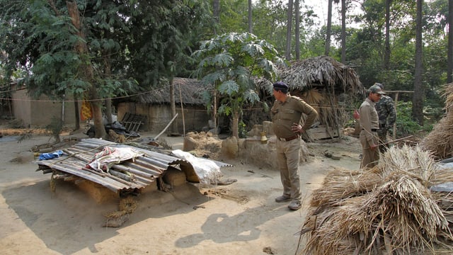 Polizisten stehen auf einem Dorfplatz in Indien. Polizisten stehen auf einem Dorfplatz in Indien.