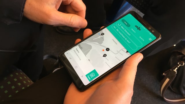 Ein Smartphon mit der App Abilio Ein Smartphon mit der App Abilio