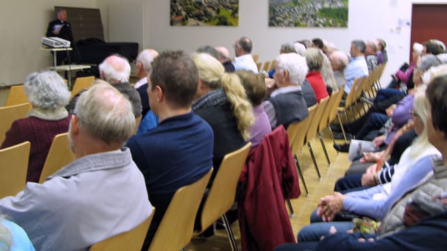 Katholikinnen und Katholiken der Kirchgemeinde Buchrain Perlen an der Informationsveranstaltung. Katholikinnen und Katholiken der Kirchgemeinde Buchrain Perlen an der Informationsveranstaltung.