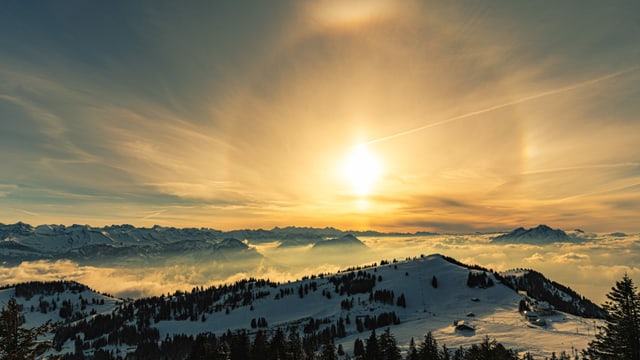 Blick von der Rigi mit untergehender Sonne und einem Halo. Blick von der Rigi mit untergehender Sonne und einem Halo.