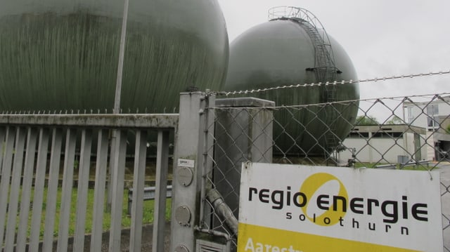 zwei kugelförmige Gasspeicher zwei kugelförmige Gasspeicher