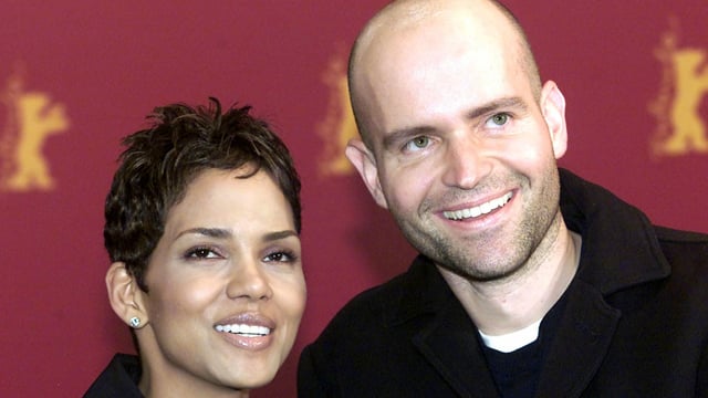 Halle Berry und Marc Forster, beide lachend. Halle Berry und Marc Forster, beide lachend.