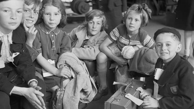 Kinder mit einem Koffer auf einem Schwarz-Weiss-Bild