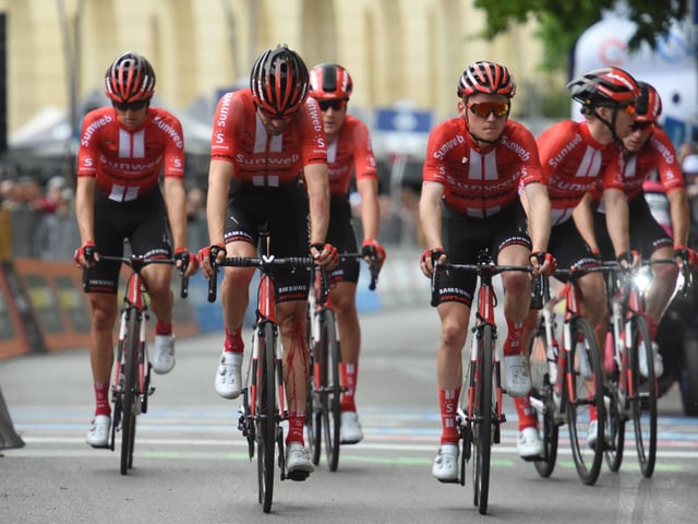 Ein schwer enttäuschter Tom Dumoulin (2.v.l.). Ein schwer enttäuschter Tom Dumoulin (2.v.l.).
