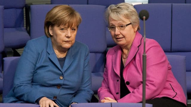 Bundeskanzlerin Angela Merkel und Bildungsministerin Annette Schavan sprechen miteinander. Bundeskanzlerin Angela Merkel und Bildungsministerin Annette Schavan sprechen miteinander.