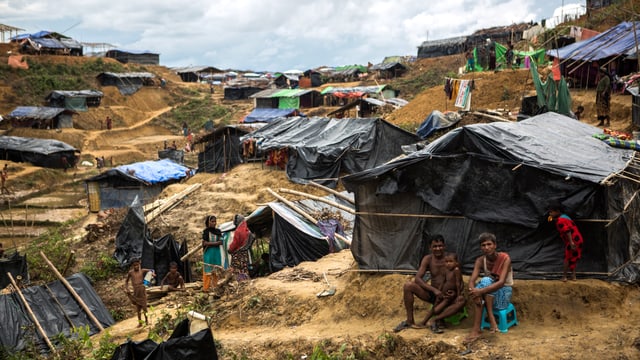 Menschen im Flüchtlingscamp in Kutupalong, Bangladesch Menschen im Flüchtlingscamp in Kutupalong, Bangladesch