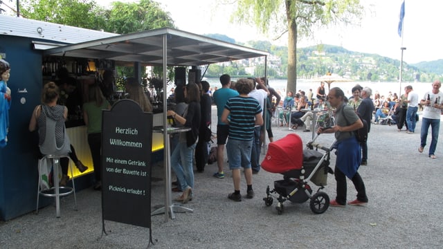 Platz, viele Leute, Bistro Platz, viele Leute, Bistro