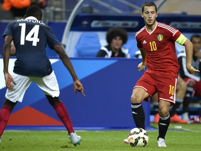 Blaise Matuidi im Duell mit Eden Hazard Blaise Matuidi im Duell mit Eden Hazard