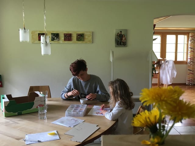 zwei Mädchen spielen. zwei Mädchen spielen.